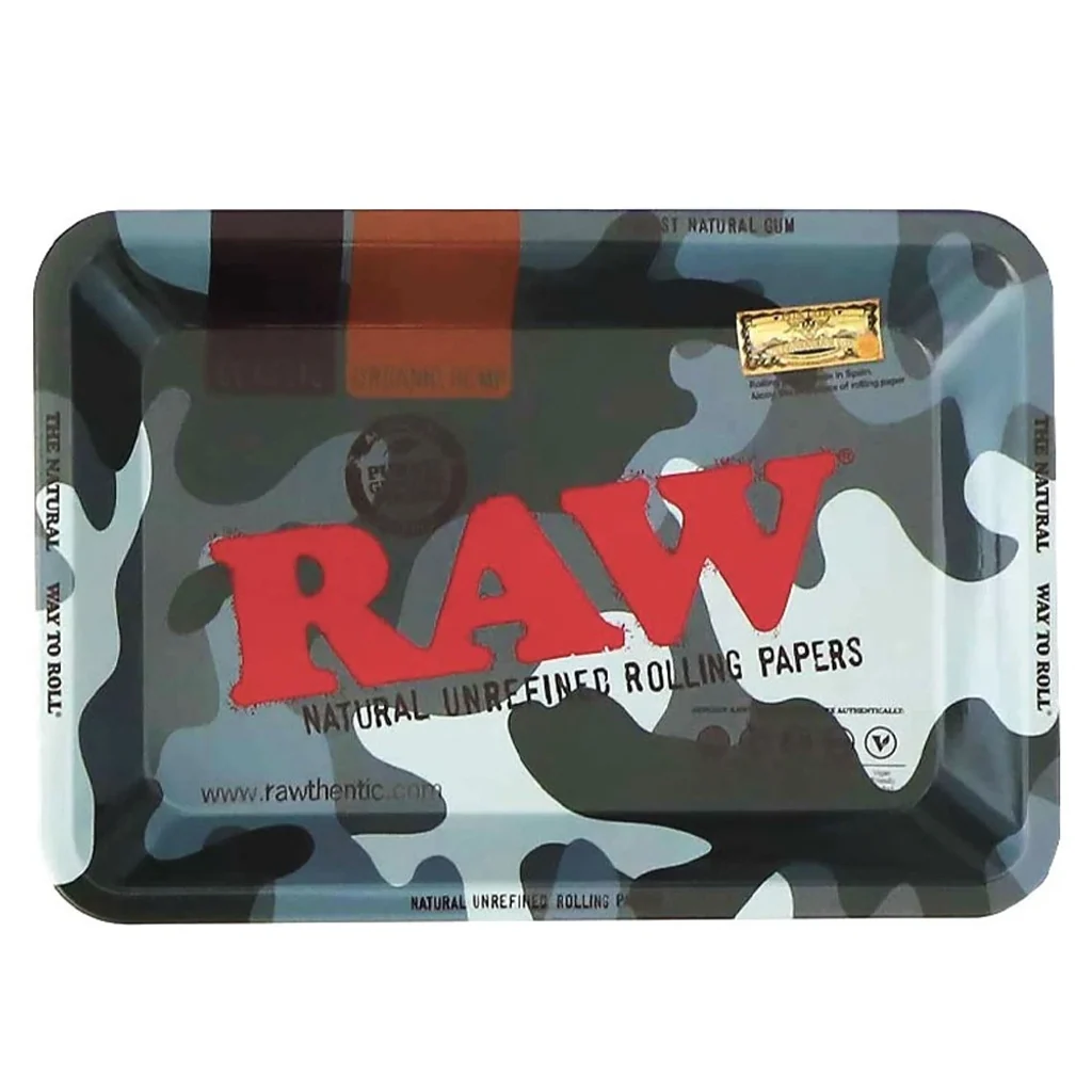 Bandeja RAW Urban rectangular con bordes elevados, estampado de camuflaje en tonos grises y verdes y gran logotipo RAW rojo.