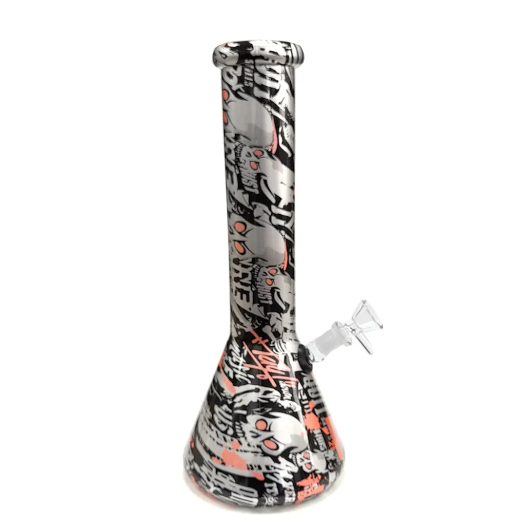 Bong de cristal Graffiti Carbon Hard con base ancha, cuello largo, cazoleta lateral transparente y estampado de calaveras y letras.