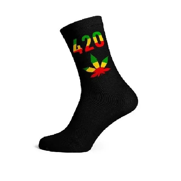 Calcetín negro de caña alta con el número 420 y una hoja de cannabis en verde, amarillo y rojo, sobre fondo blanco.