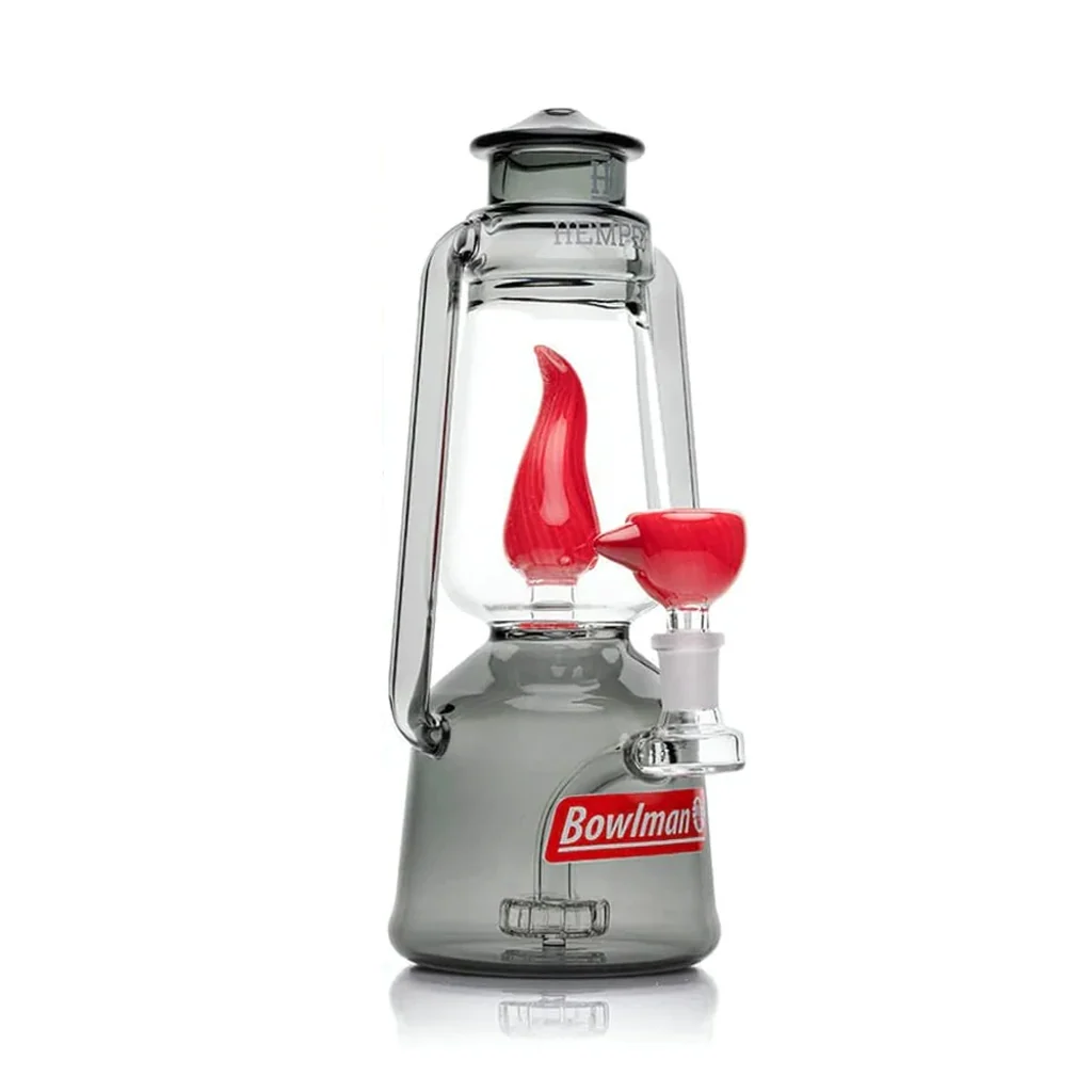 Bong HEMPER Bowlman XL con forma de farol, cuerpo de cristal gris translúcido, asa lateral y cazoleta e interior rojos.