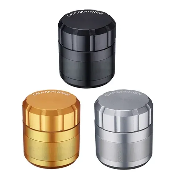 Grinders cilíndricos CHAMP con tapas estriadas y cuerpos divididos en secciones, en acabados negro, dorado y plateado.