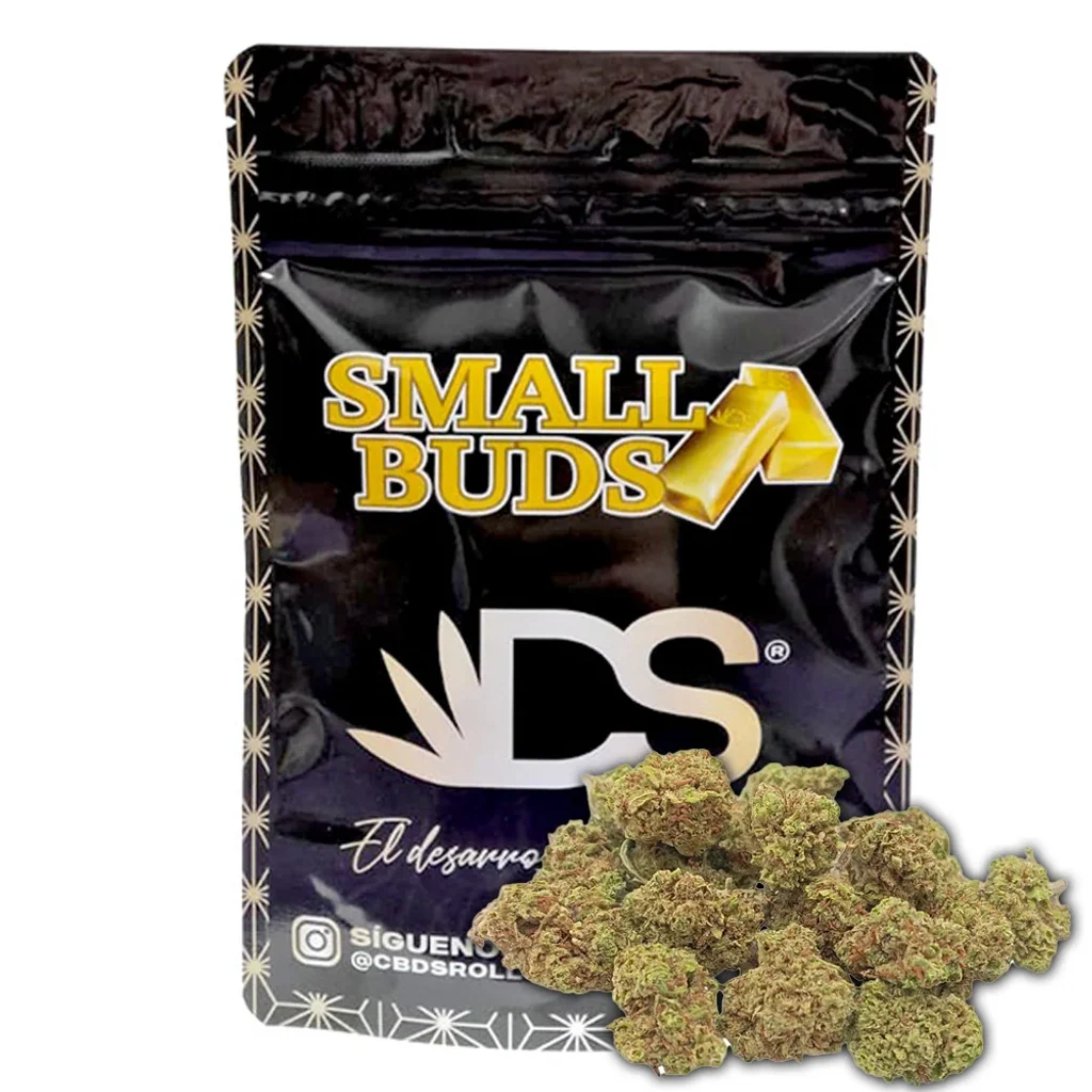 Cogollos pequeños de cáñamo CBDSROLL Small Bud Lemon delante de una bolsa negra con el texto Small Buds y dibujos de lingotes dorados.