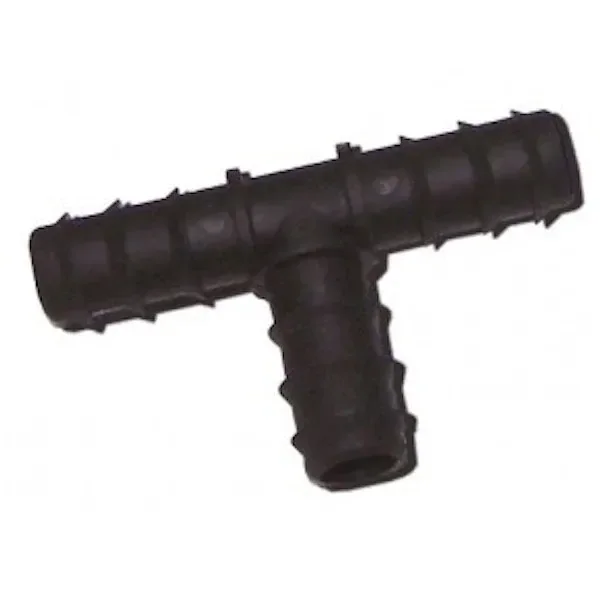 Conector negro en forma de T, con extremos estriados para acoplar tubos, dispuesto en diagonal sobre fondo blanco. Conector negro en forma de T, con extremos estriados para acoplar tubos, dispuesto en diagonal sobre fondo blanco.