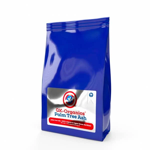 Bolsa azul de GK-Organics Ceniza de Palma sobre fondo blanco, con etiqueta plateada que muestra el nombre Palm Tree Ash.