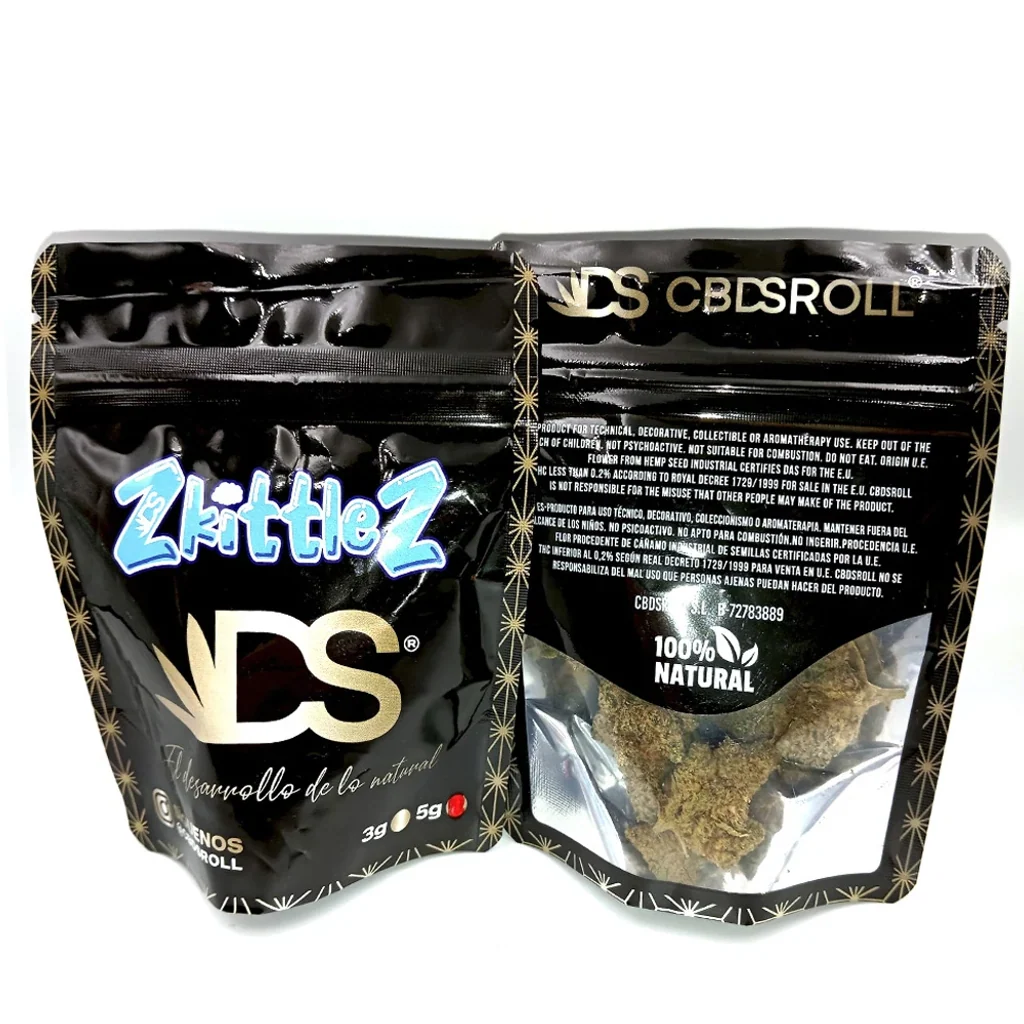 Vista frontal y trasera de bolsas negras CBDSROLL Zkittlez, con letras doradas y ventana transparente que deja ver los cogollos.