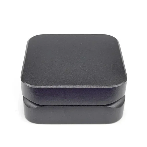 Grinder Square Black cerrado, de color negro y forma cuadrada con esquinas redondeadas, sobre fondo blanco.