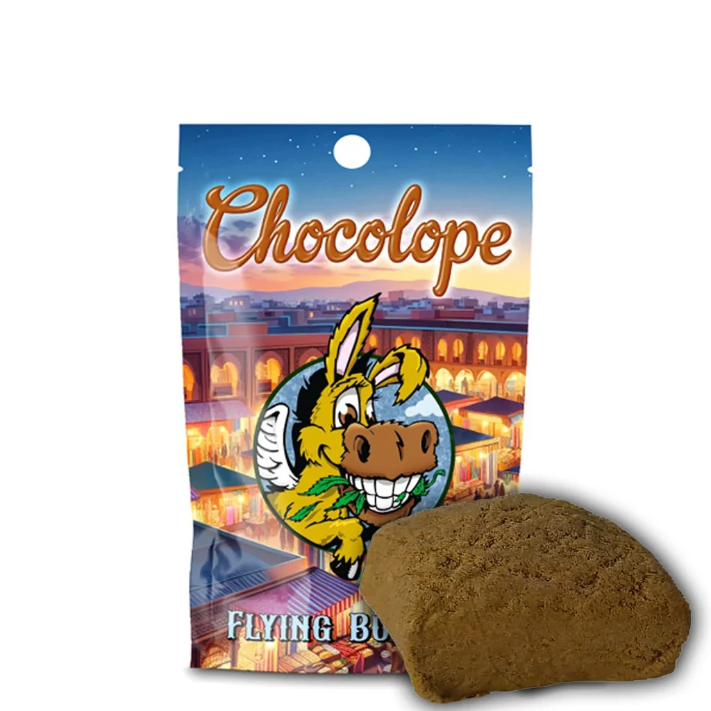 Bloque marrón de hash ante una bolsa con el texto Chocolope, un burro ilustrado y un paisaje urbano al atardecer.