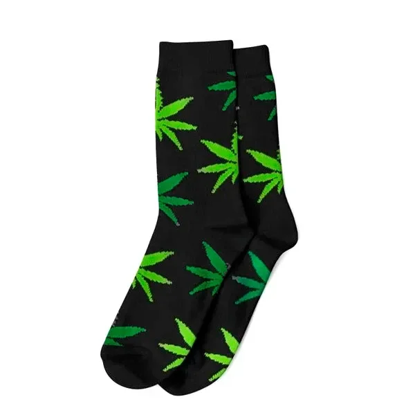 Calcetines negros superpuestos con motivos de hojas de cannabis en verde y lima, sobre fondo blanco.