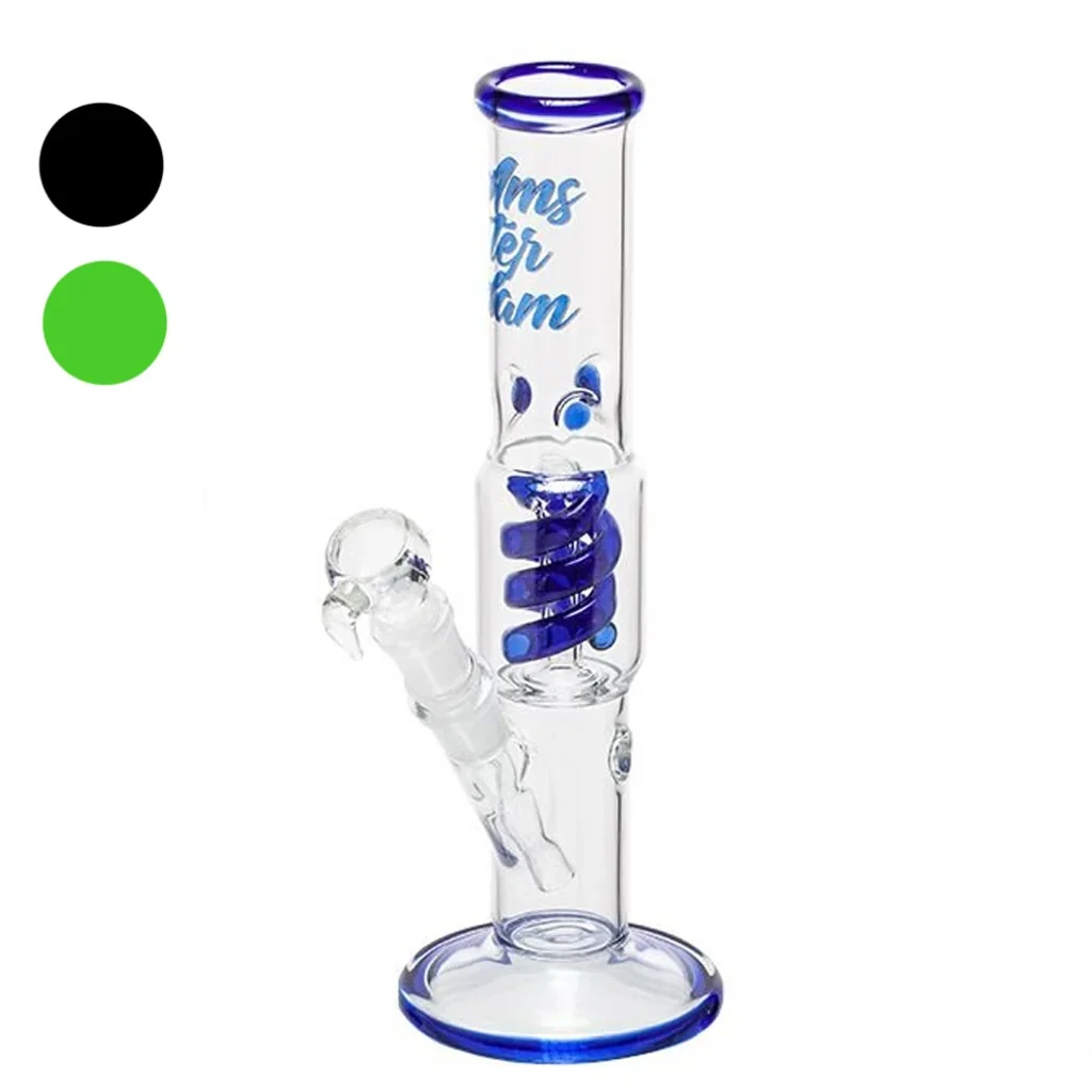 Bong recto de cristal transparente con espiral azul interior, base circular y cazoleta lateral; al lado, muestras de color negro y verde.