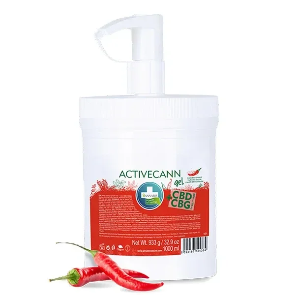 Envase blanco de gel Activecann CBD + CBG Annabis con dosificador, etiqueta roja y verde y guindillas rojas en primer plano. Envase blanco de gel Activecann CBD + CBG Annabis con dosificador, etiqueta roja y verde y guindillas rojas en primer plano.