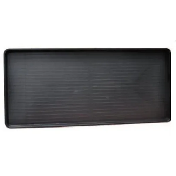 Bandeja de cultivo Garland Giant Plus negra y rectangular, con bordes elevados y fondo con estrías, vista ligeramente desde arriba.