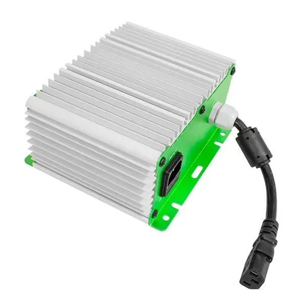 Balastro LEC Lumii Solar con carcasa plateada de aletas, placa lateral verde y cable negro corto con conector.