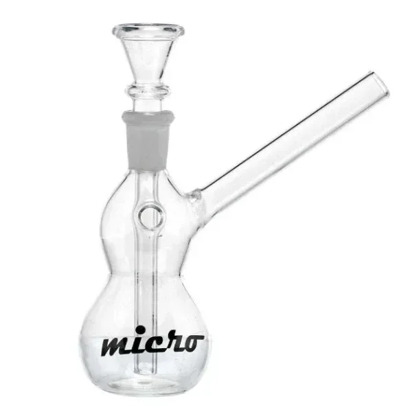 Bong de cristal transparente Micro con base abombada, cazoleta superior, tubo lateral inclinado y logotipo negro en la base.