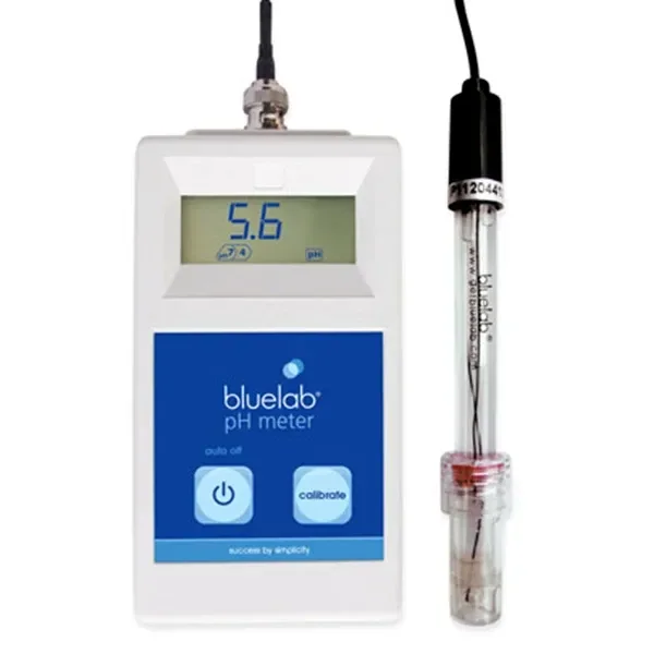 Medidor de pH Bluelab blanco con panel azul, pantalla que indica 5.6 y sonda conectada junto al aparato sobre fondo blanco.
