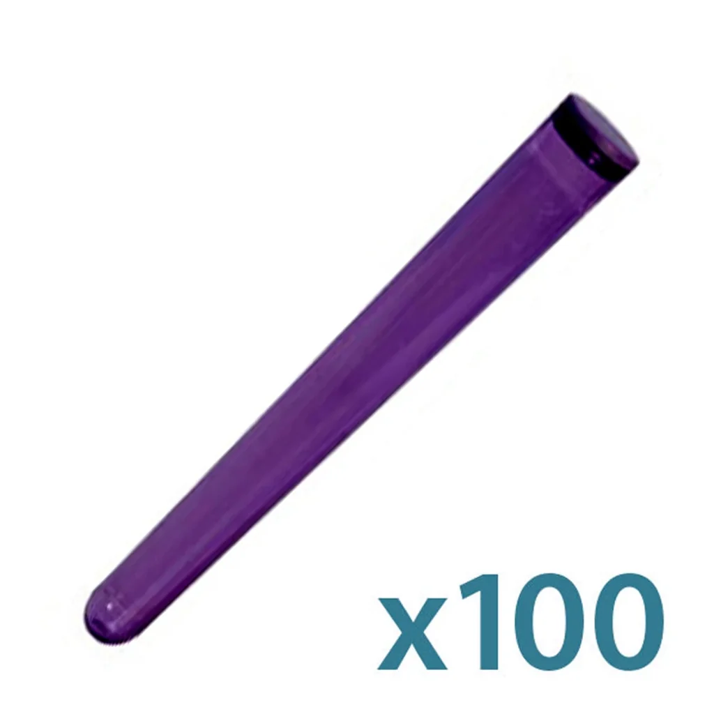 Portacigarros morado alargado, colocado en diagonal sobre fondo blanco, con un extremo abierto y la indicación x100. Portacigarros morado alargado, colocado en diagonal sobre fondo blanco, con un extremo abierto y la indicación x100.