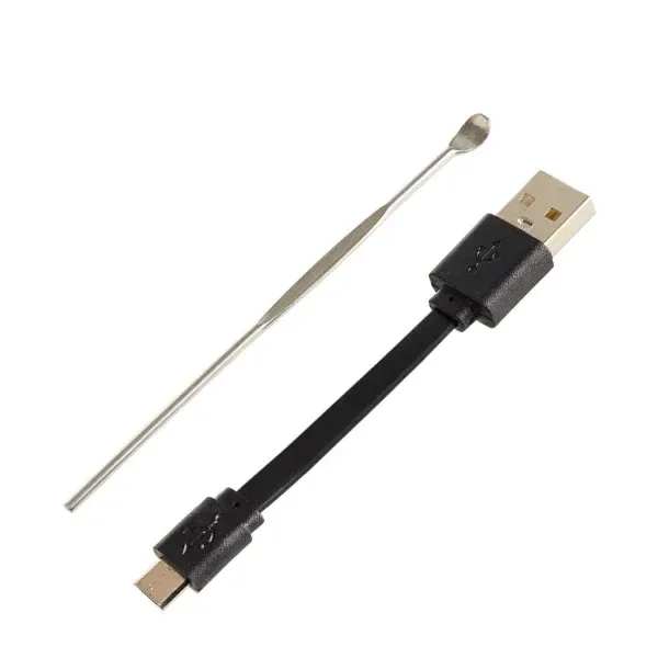 Cable cargador Groove Cara negro con conectores USB y un dabber plateado de extremo cóncavo, colocados en diagonal sobre fondo blanco.