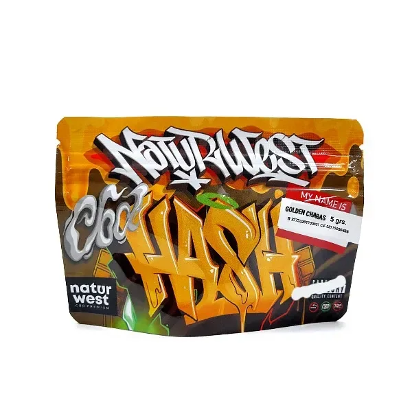 Bolsa Naturwest con diseño de grafiti en tonos anaranjados y etiqueta blanca que indica «Golden Charas 5 grs.», sobre fondo blanco.