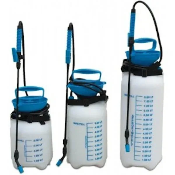 Pulverizadores a presión HydroFlow de distintos tamaños, con depósitos blancos graduados, asas azules, correas negras y lanzas con manguera. Pulverizadores a presión HydroFlow de distintos tamaños, con depósitos blancos graduados, asas azules, correas negras y lanzas con manguera.