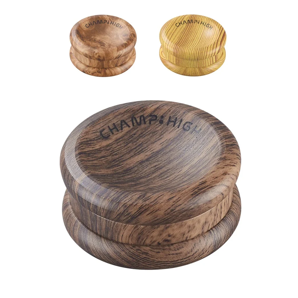Selección de grinders redondos con acabado de vetas de madera en tres tonos y logotipo Champ High en la tapa.