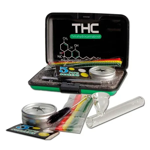 Estuche abierto con inscripción THC y fórmula química, acompañado de pipa de cristal, grinder, rejillas y cepillos de colores. Estuche abierto con inscripción THC y fórmula química, acompañado de pipa de cristal, grinder, rejillas y cepillos de colores.