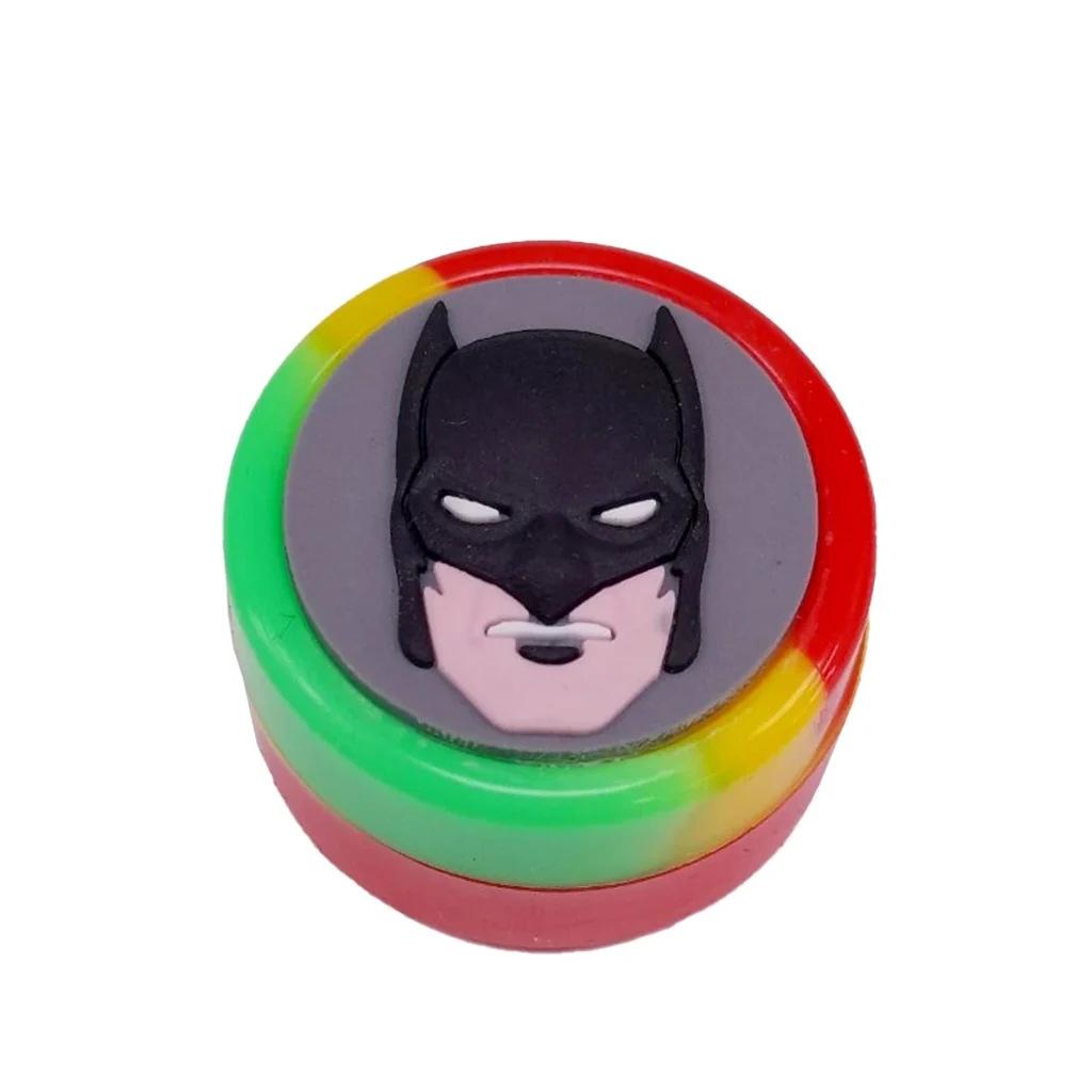 Bote redondo de silicona con franjas verdes, amarillas y rojas, y una tapa gris decorada con el rostro de Batman.
