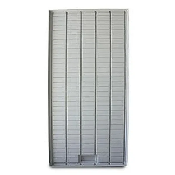 Bandeja gris de cultivo rectangular, vista de frente en posición vertical, con borde elevado y canales longitudinales sobre fondo blanco. Bandeja gris de cultivo rectangular, vista de frente en posición vertical, con borde elevado y canales longitudinales sobre fondo blanco.