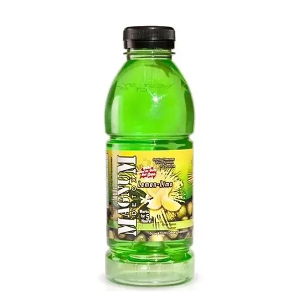 Botella verde de Magnum con tapón negro y etiqueta amarilla con el texto Lemon-Lime y dibujos de cítricos, sobre fondo blanco. Botella verde de Magnum con tapón negro y etiqueta amarilla con el texto Lemon-Lime y dibujos de cítricos, sobre fondo blanco.