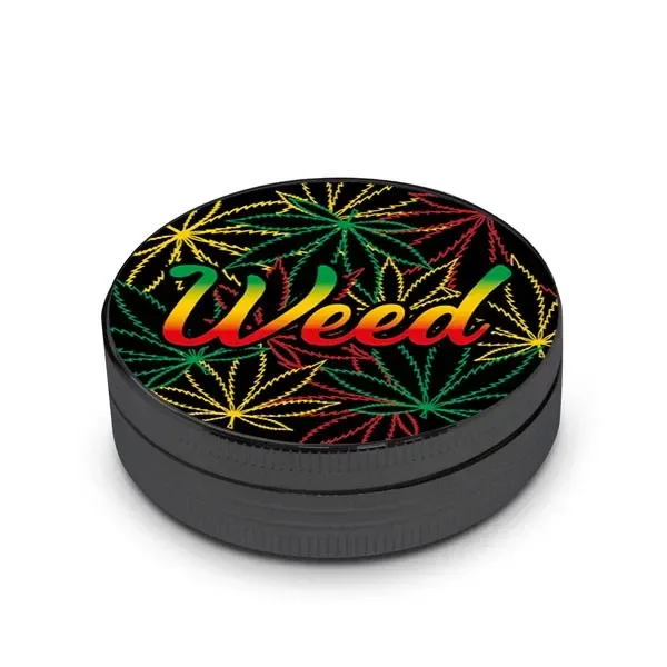 Grinder negro cerrado, visto en perspectiva, con hojas de cannabis verdes, amarillas y rojas y la palabra «Weed» en la tapa.