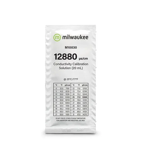 Sobre plateado Milwaukee M10030 de solución de calibración, con 12880 µS/cm, 20 ml y tabla de valores según temperatura en la etiqueta. Sobre plateado Milwaukee M10030 de solución de calibración, con 12880 µS/cm, 20 ml y tabla de valores según temperatura en la etiqueta.