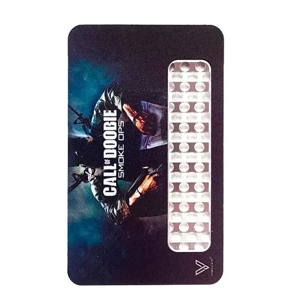 Grinder de tarjeta con esquinas redondeadas, franja metálica perforada y diseño de personajes con el texto «Call of Doobie Smoke Ops». Grinder de tarjeta con esquinas redondeadas, franja metálica perforada y diseño de personajes con el texto «Call of Doobie Smoke Ops».