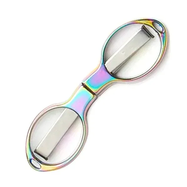 Tijera plegable Pocket Grindear Rainbow cerrada, con aros ovalados y acabado multicolor iridiscente, en diagonal sobre fondo blanco.