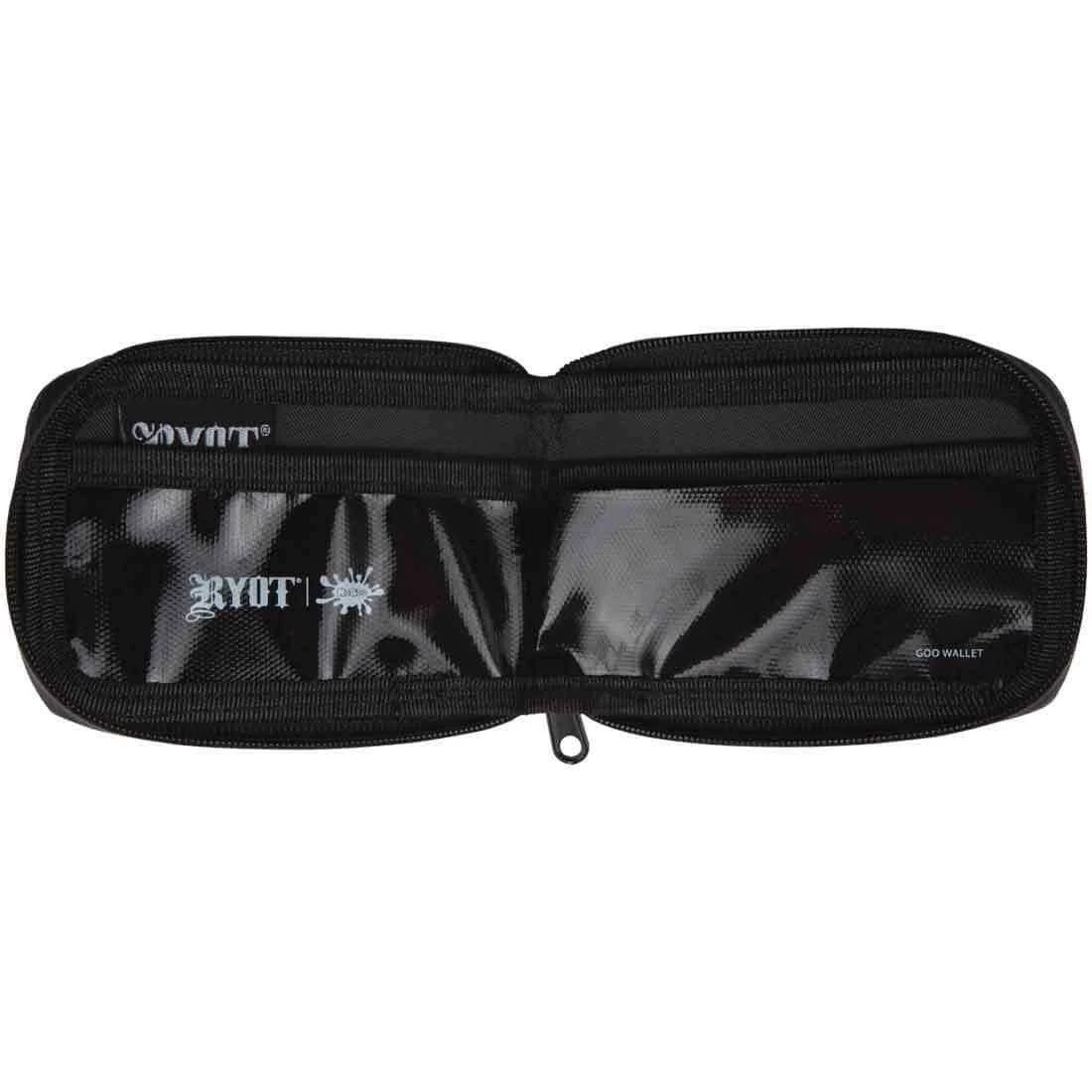 Estuche negro RYOT GOO Wallet abierto, con cierre de cremallera, bolsillos interiores brillantes y logotipos blancos.