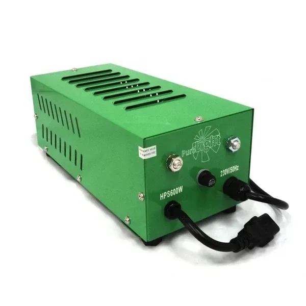 Balastro Pure Light de 600 W con carcasa verde, ranuras de ventilación y cables negros, visto en perspectiva sobre fondo blanco.