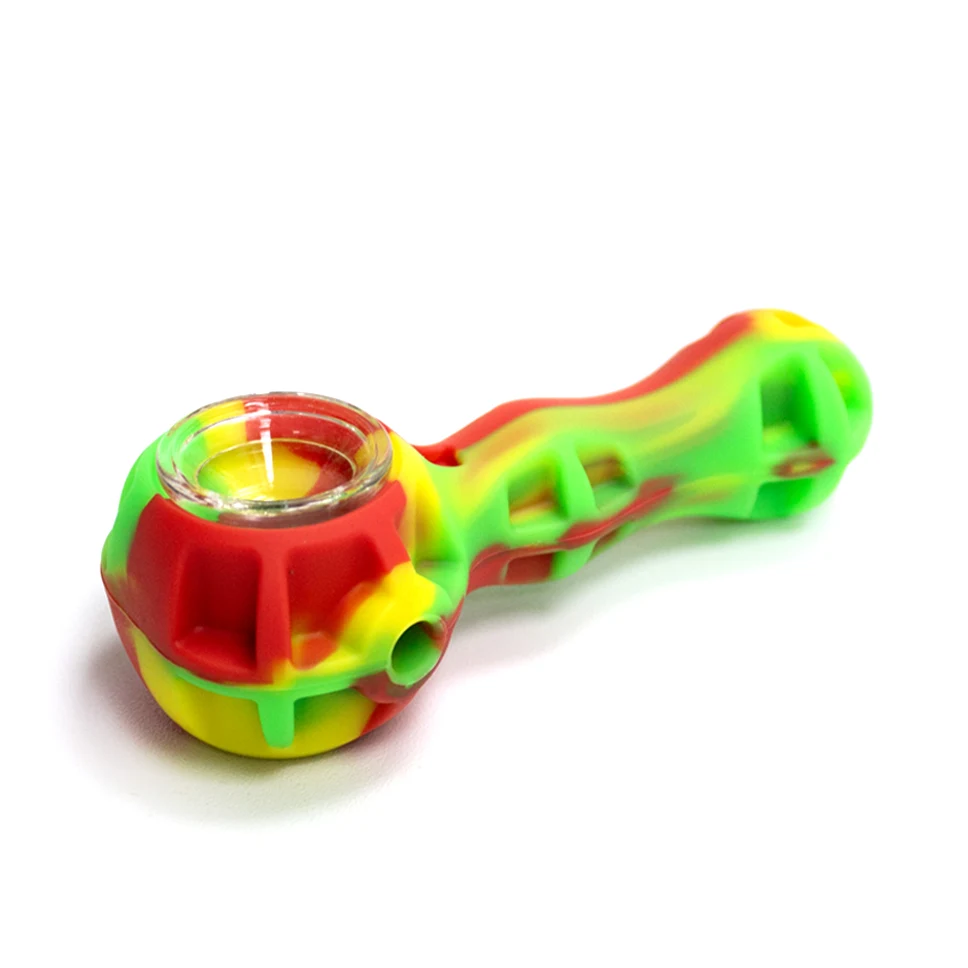 Pipa de silicona roja, amarilla y verde, con cazoleta de vidrio transparente, abertura lateral y mango con relieves.
