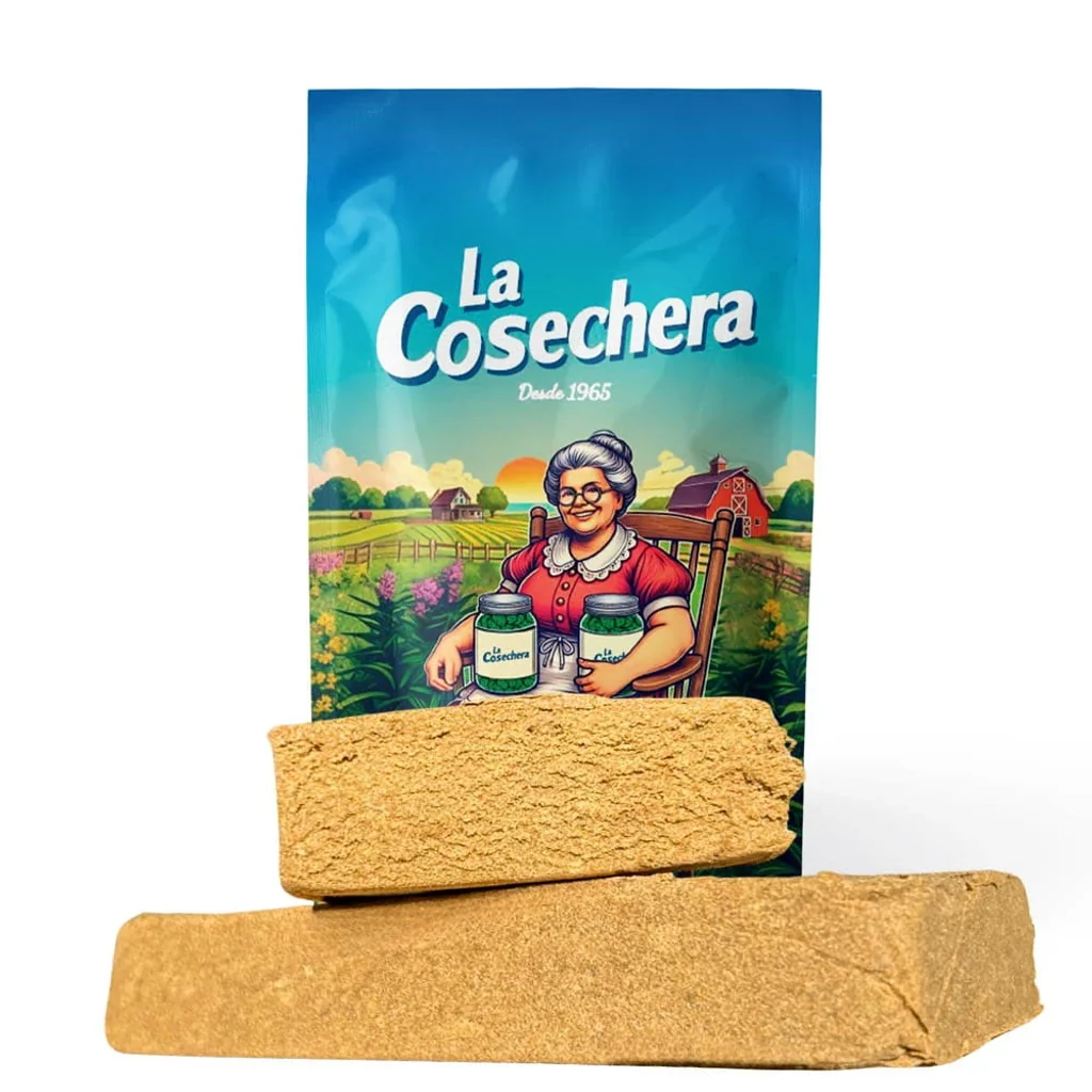 Bloques de hash Polen Rubio delante de un envase La Cosechera, ilustrado con una mujer que sostiene tarros en un paisaje rural.