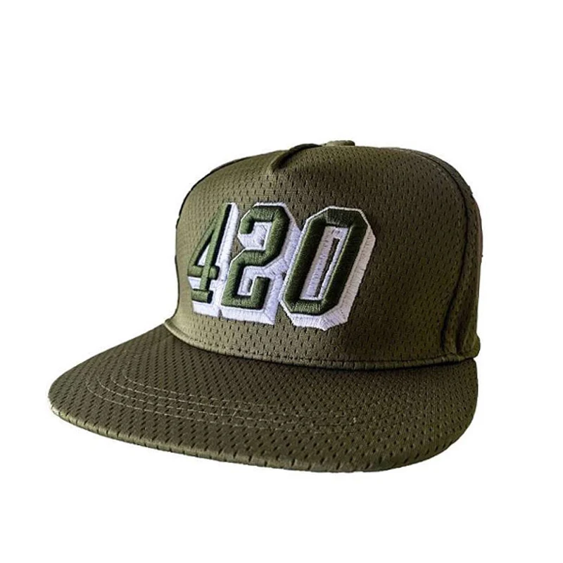 Gorra de tono verde oliva con visera plana, tejido perforado y bordado frontal 420 con contornos blancos, sobre fondo blanco.