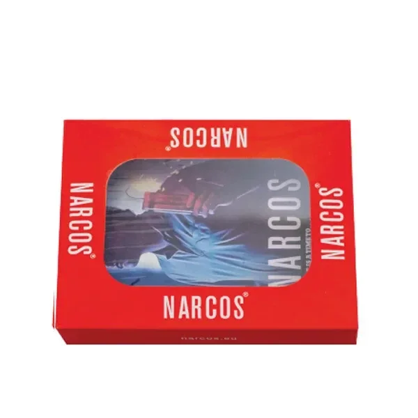 Caja roja con ventana que muestra una bandeja Narcos Blue con ilustración azulada; el nombre Narcos se repite en los bordes.