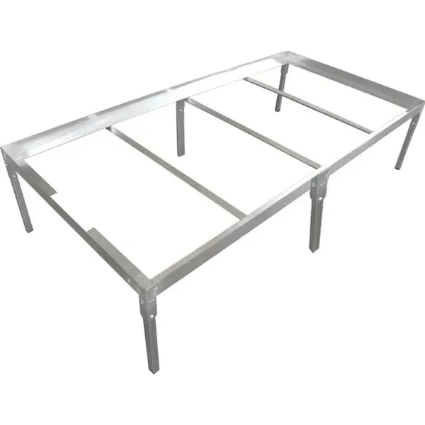 Soporte metálico gris para bandeja, de estructura rectangular con travesaños y patas, visto en perspectiva sobre fondo blanco. Soporte metálico gris para bandeja, de estructura rectangular con travesaños y patas, visto en perspectiva sobre fondo blanco.