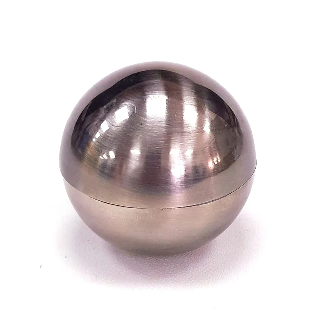 Grinder Metal Ball Steel cerrado, de forma esférica y acabado metálico brillante, con una junta alrededor del centro.