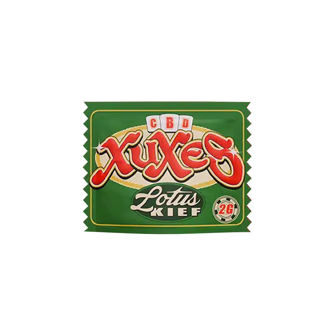 Envase verde de CBD Xuxes Lotus Kief con letras rojas, bordes dentados y distintivo de 2G sobre fondo blanco.