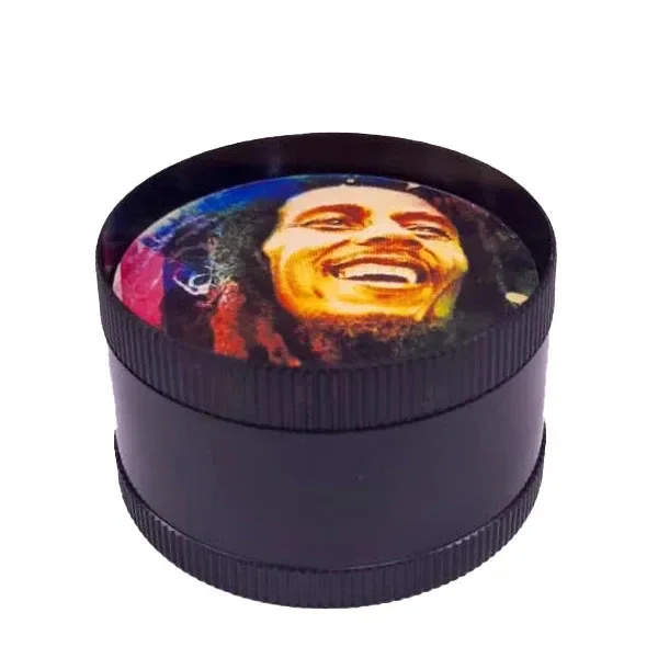 Grinder cilíndrico oscuro con bordes estriados y un retrato multicolor de un hombre sonriente con rastas en la tapa.