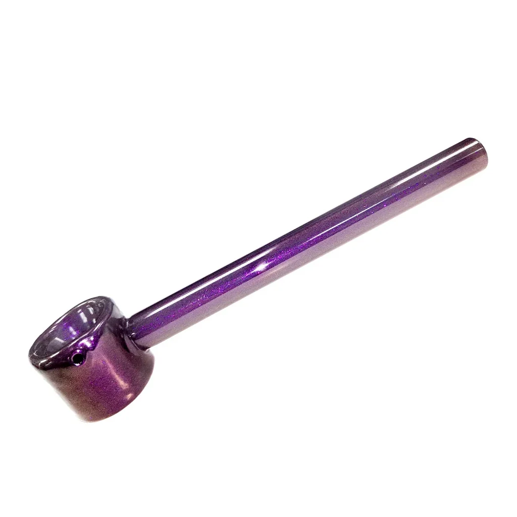 Pipa de cristal violeta dispuesta en diagonal, con tubo largo y recto, cazoleta redondeada y un pequeño orificio lateral.