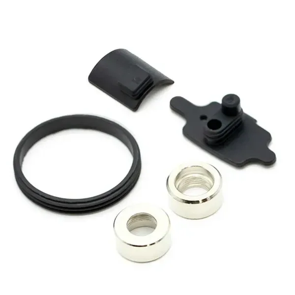 Piezas del kit de recambio Da Vinci IQ2 separadas sobre fondo blanco: boquillas negras, aro negro y elementos plateados roscados.