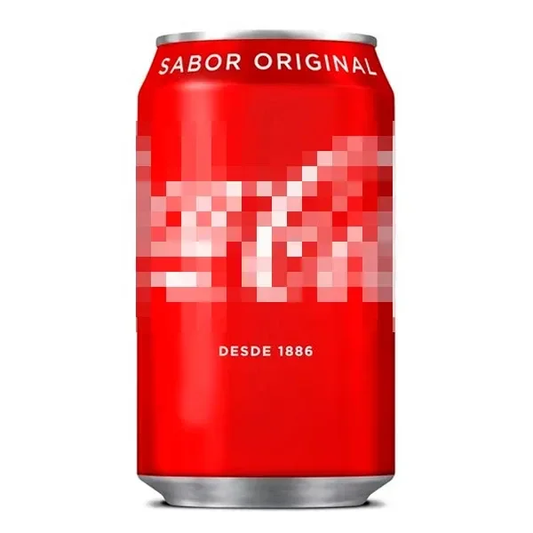 Lata de camuflaje Coca Cola roja con bordes plateados, logotipo pixelado y textos visibles «Sabor original» y «Desde 1886».
