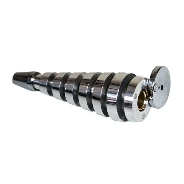 Pipa Streetdaddy plateada de cuerpo cónico con anillos negros, boquilla estrecha y tapa circular abierta junto a la cazoleta.