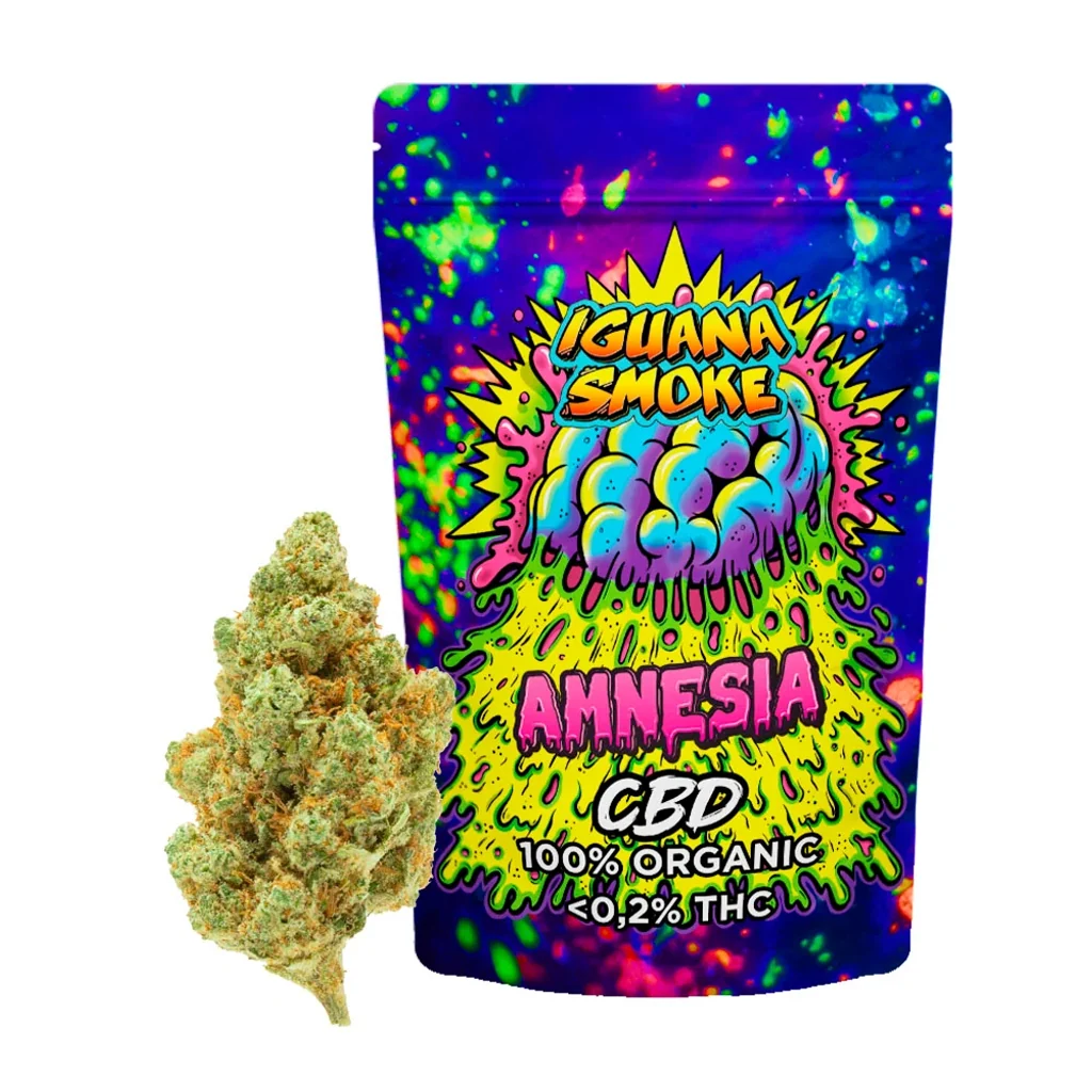 Flor de cáñamo junto a una bolsa Iguana Smoke Amnesia CBD con diseño multicolor y etiqueta de menos del 0,2 % de THC.