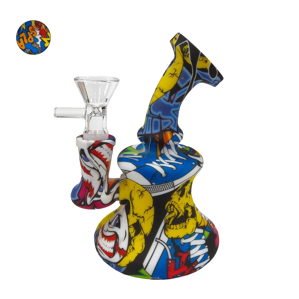 Bong Graffiti con cuello curvado, cazoleta transparente y estampado multicolor de calaveras y zapatillas sobre fondo blanco.