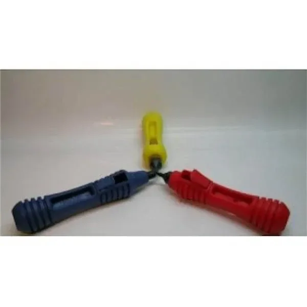 Sacabocados perforadores con mangos estriados azul, rojo y amarillo, dispuestos en abanico con las puntas hacia el centro. Sacabocados perforadores con mangos estriados azul, rojo y amarillo, dispuestos en abanico con las puntas hacia el centro.