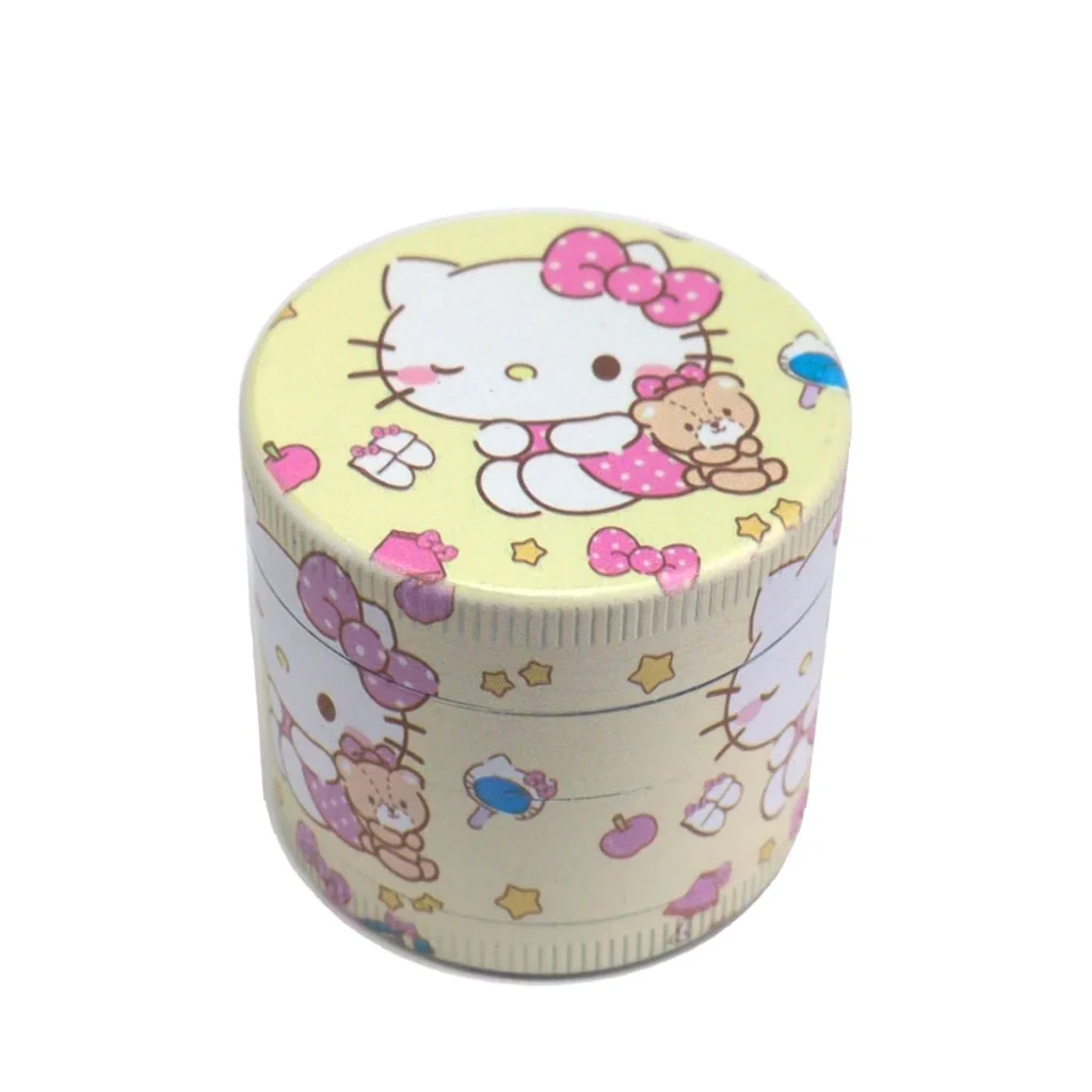 Grinder cilíndrico cerrado Hello Kitty Bear, con fondo amarillo claro y dibujos de Hello Kitty, un osito, lazos y estrellas.