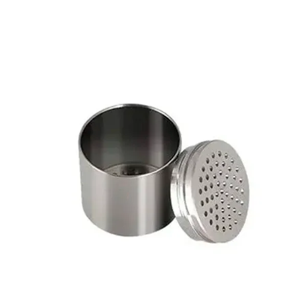 Cápsula monodosis para X-Max V3 Pro, abierta, con cuerpo cilíndrico plateado y tapa perforada apoyada a un lado.